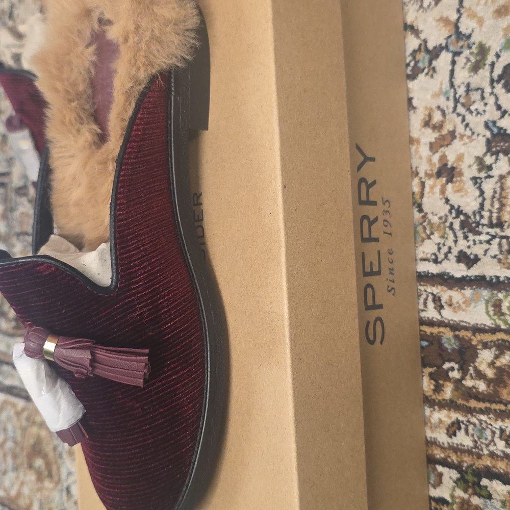Sperry Fuzzy House Slipper  NIB SZ. 5.5